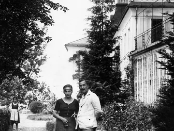 Stefan en Friderike Zweig bij hun huis op de Kapuzinerberg, 1922